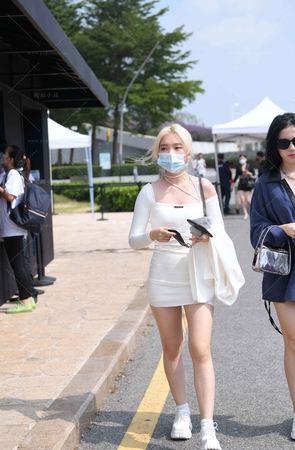 超短白短包臀裙美女