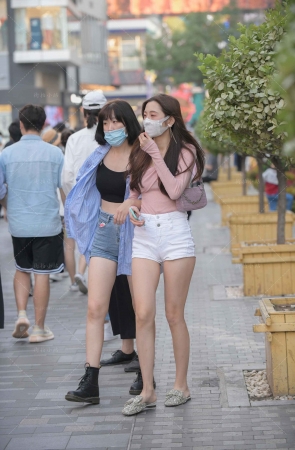 街拍白热裤小妹跟闺蜜