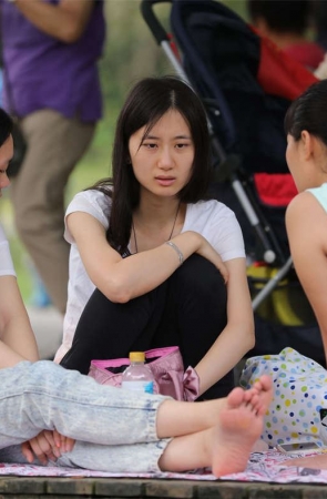 No1046 漂亮女孩丝足动作再含蓄，也让一旁奔放的裸足沦为背景