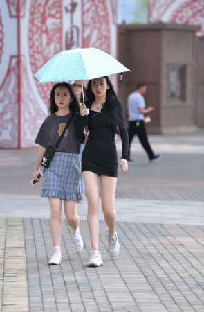 黑色连体紧身裙小姐姐