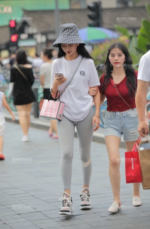 紧身裤女孩