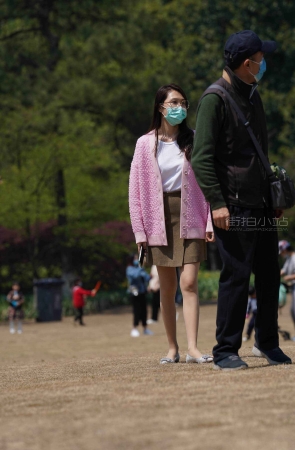 草地上玩耍的粉色外套美眉