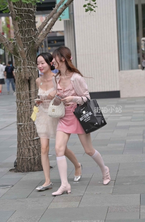 街拍粉色短裙小清新妹子~