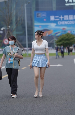 一颦一笑 目若秋水