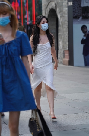 白色吊带连体长裙美女