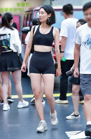 &紧身瑜伽短裤美女