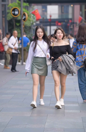 逛街的姐妹花