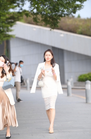 搭讪韵味的性感美女