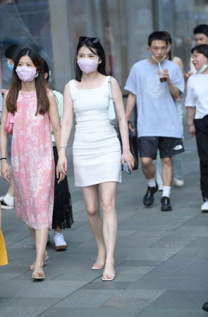 街拍白裙气质美女