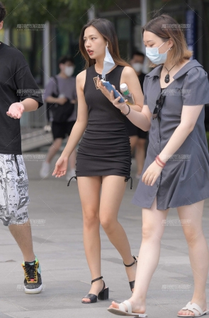 黑色包臀裙美女