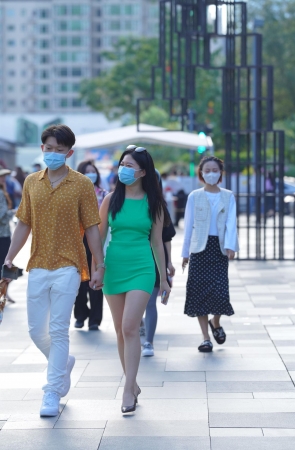 包臀短裙勾勒出饱满的线条