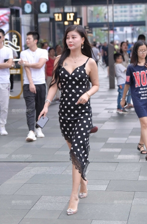 性感吊带裙的女人