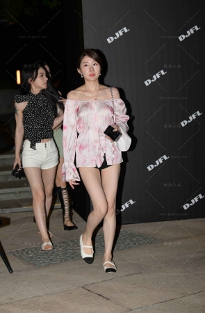 气质白皙热裤美腿