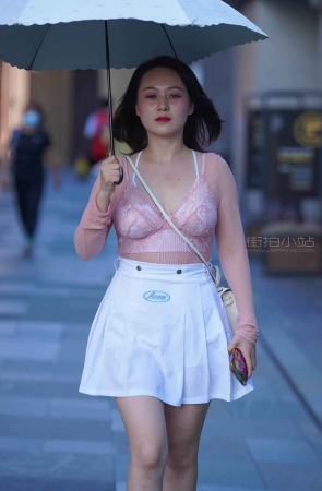 街拍白短裙丰满女孩