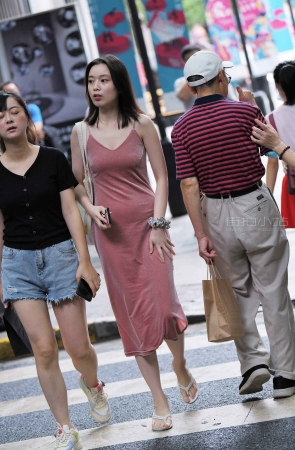 街拍粉色裙美女