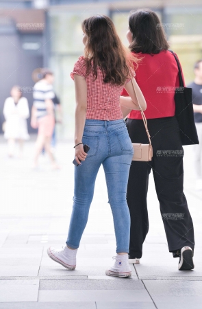 圆润紧牛美眉
