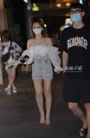 夜拍牛仔裙美腿姐姐