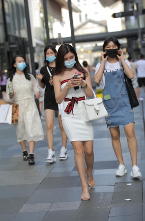 靓丽修身连衣短裙美女 让你的身形更具美感