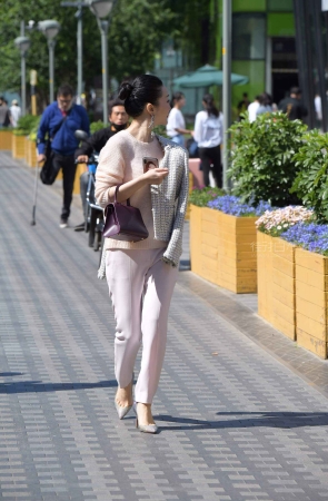 街拍成熟知性优雅干练美姐