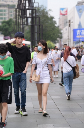 漂亮的白色连衣包臀裙小姐姐