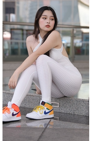 （视频）白色连体紧身裤女孩 [5.94G/MP4]