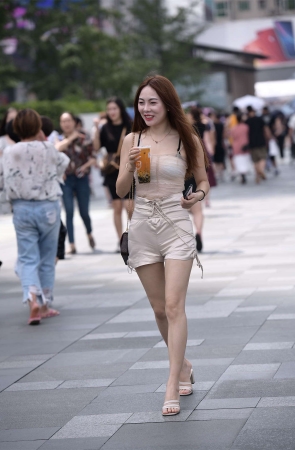 灰色短裤凉高香肩