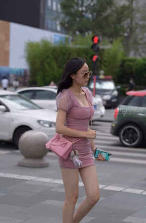 街拍性感粉色包臀裙美女