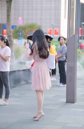 街拍粉色连衣裙凉高美女