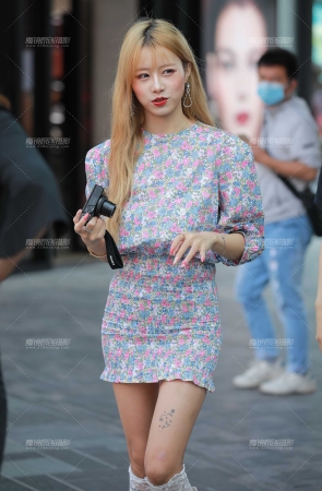 爱拍照的小美女