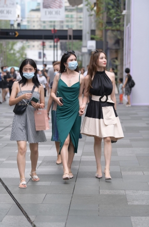 吊带包臀裙美女