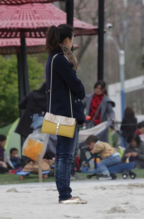 No862 帘子拉上前一刻，拍到肉丝美足高翘的动作