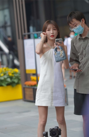 白净优雅小姐姐