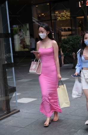 街拍粉色吊带长裙丁内美眉