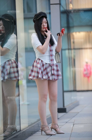 搭讪超短裙小妹