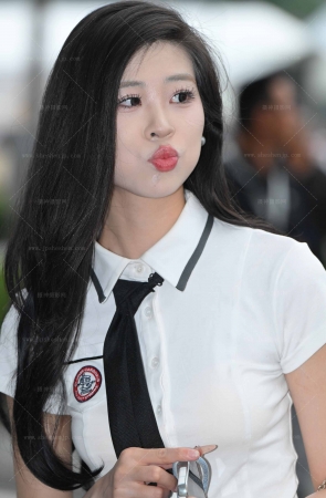 2594-21-61√嘟嘟嘴，美腿小姐姐 10P