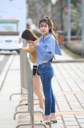 紧牛美眉