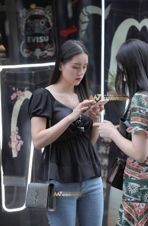浅蓝色紧牛，长腿美女