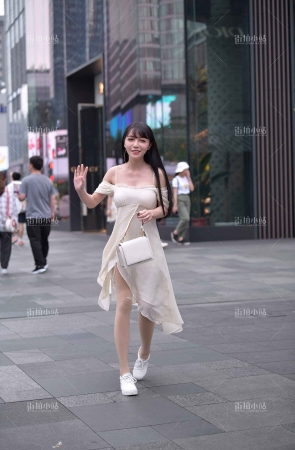 吊带裙街拍丝袜美女