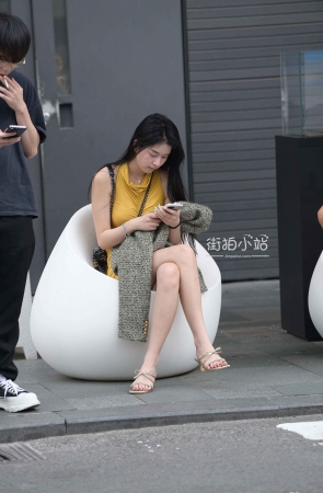 抓拍黄色短裙小姐姐