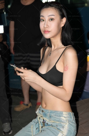 24520-6=88√小蛮腰，性感超小背心穿搭【套图➕视频】 15P