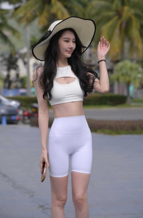 [不吃鸡蛋] 白色短裤美女 【图片➕视频】