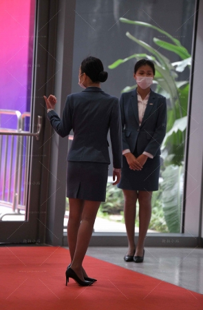 两位职业装美眉