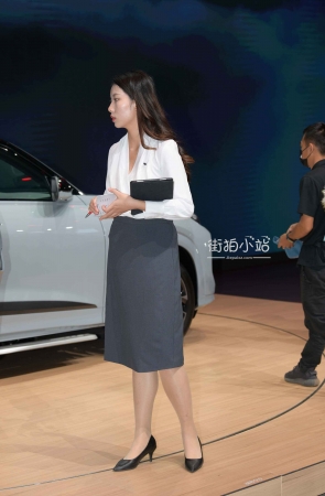 车展-肉色S袜的销售员