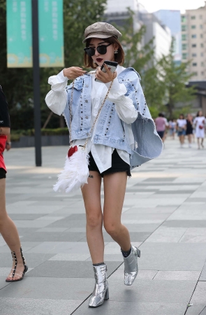 辉辉街拍作品 - 墨镜长腿短发美女小姐姐