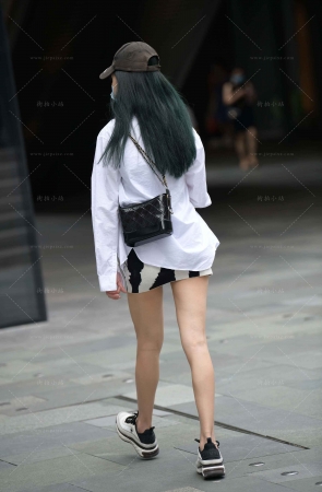 苗条吊带短裙美眉