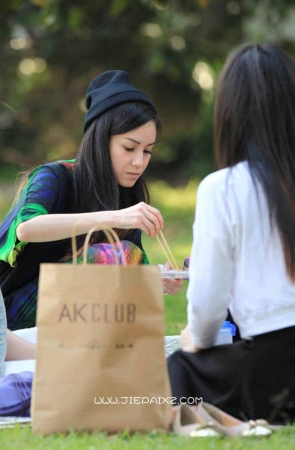 草地上聚会的女孩们