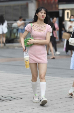 漂亮街拍短裙妹子