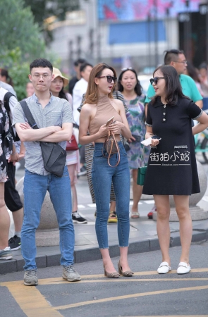 墨镜紧牛小姐姐~