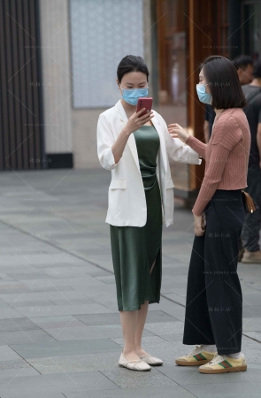 街拍穿丝的长裙美姐