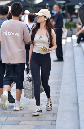 街拍黑色紧身瑜伽裤小妹